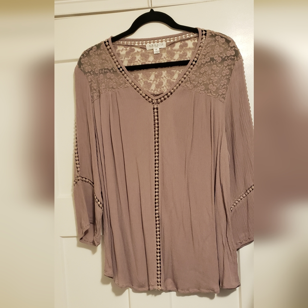 Taupe flowy blouse w lace accents